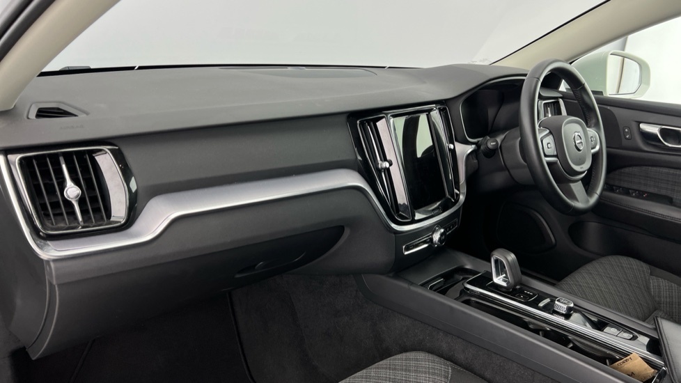 Volvo V60 Momentum, B3 Mild Hybrid Park Assist Cruise Cont White #6