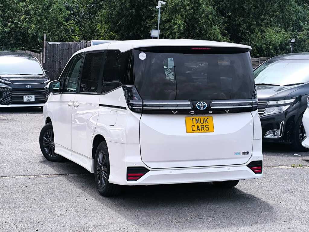 Toyota Voxy 1.8 Hybrid 202373 8 Seats Mpv Ulez Free Fre White #4