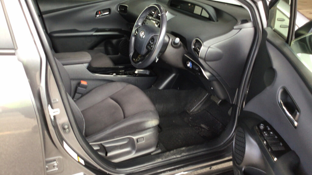 Toyota Prius Active 1.8 Red #9