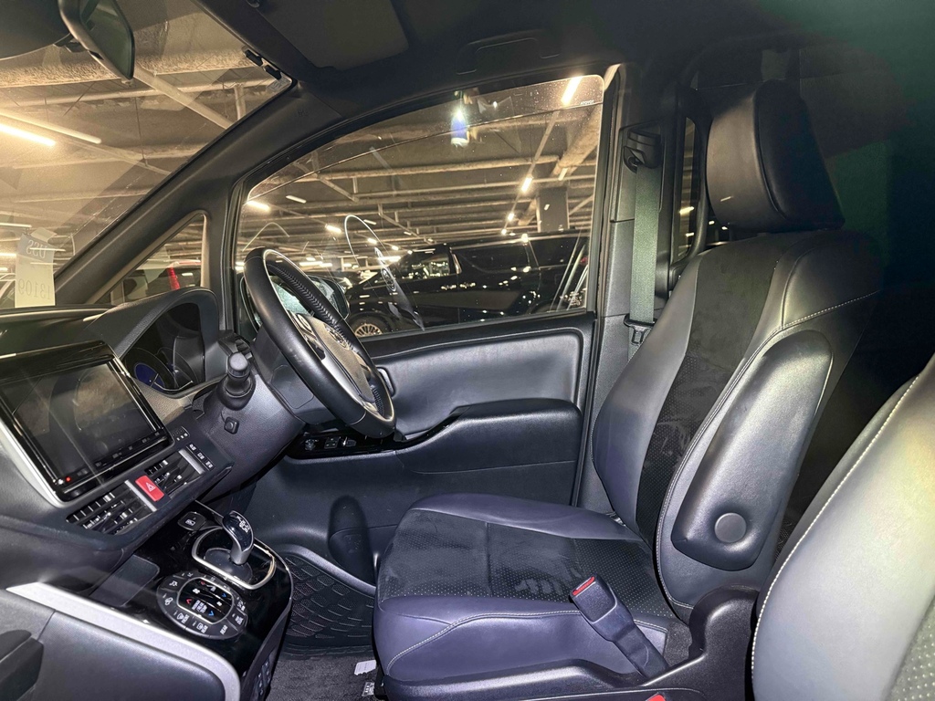 Toyota Voxy 1.8 Hybrid 202121 7 Seats Mpv Ulez Free Fre Black #3