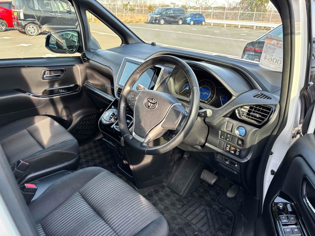 Toyota Voxy 1.8 Hybrid 201968 7 Seats Mpv Ulez Free Fre White #2