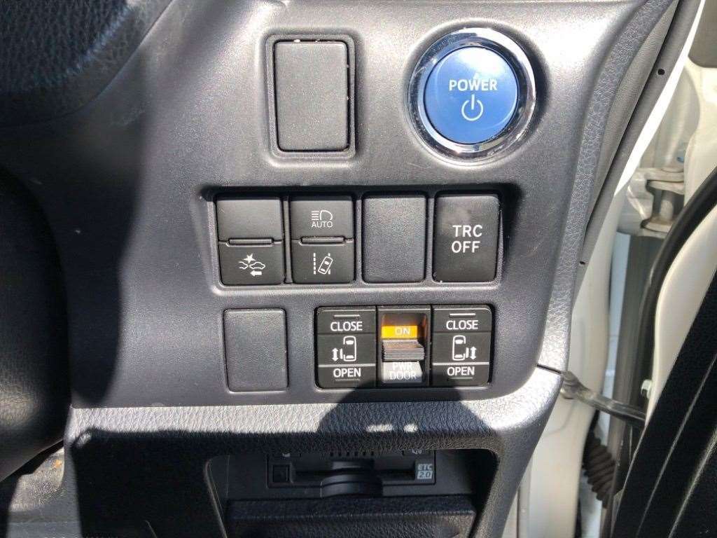 Toyota Voxy Hybrid X Brown #9
