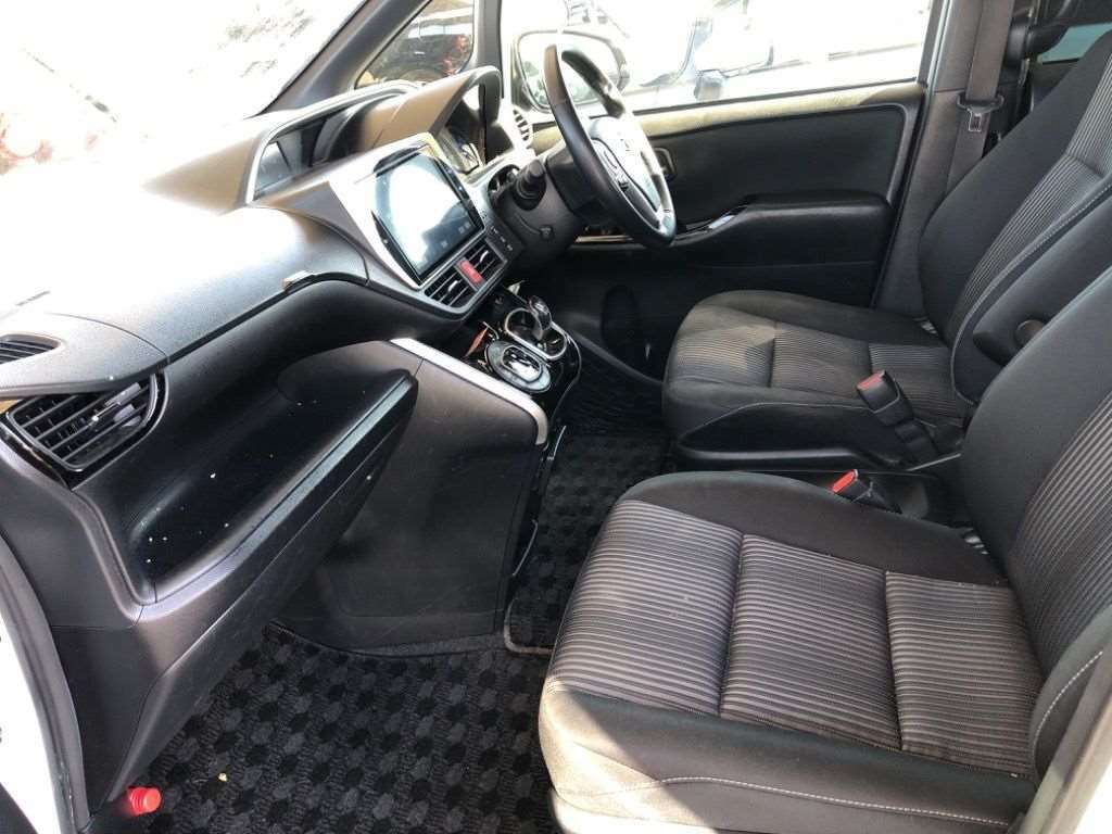 Toyota Voxy 1.8 Hybrid 201968 7 Seats Mpv Ulez Free Fre White #4