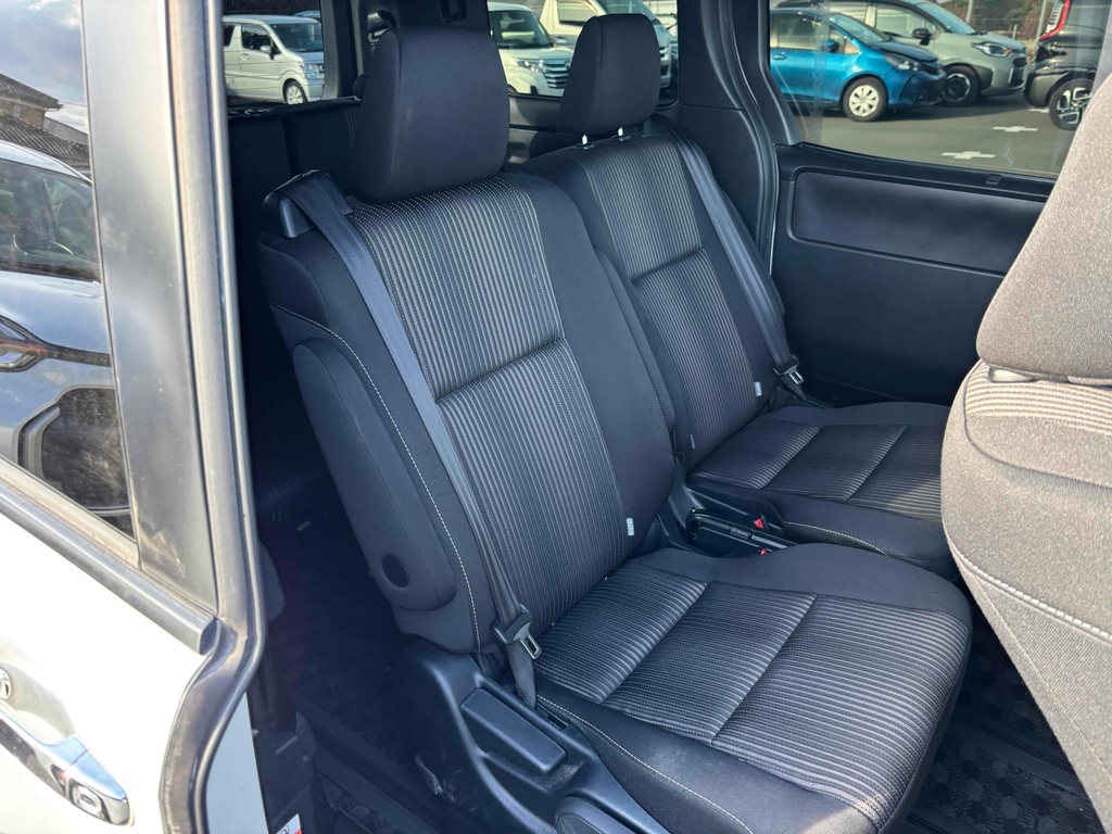 Toyota Voxy 1.8 Hybrid 201968 7 Seats Mpv Ulez Free Fre White #3