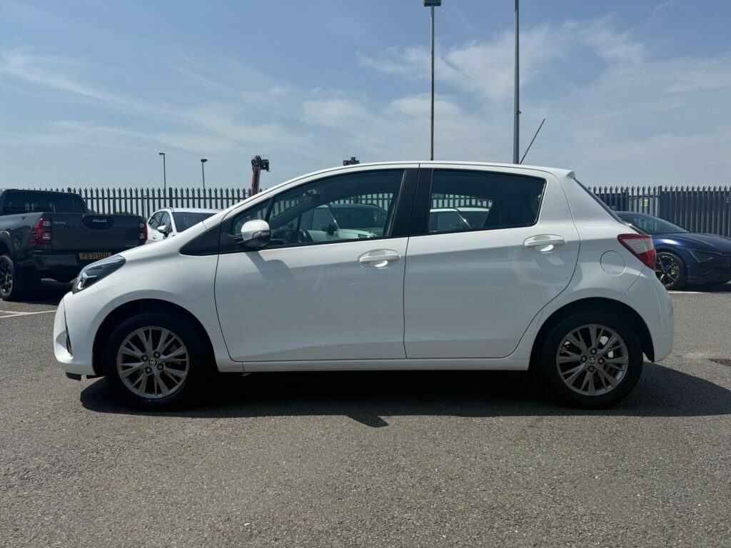 Toyota Yaris 1.5 Vvt-i Icon Hatchback Euro 6 HG17MXL White #4