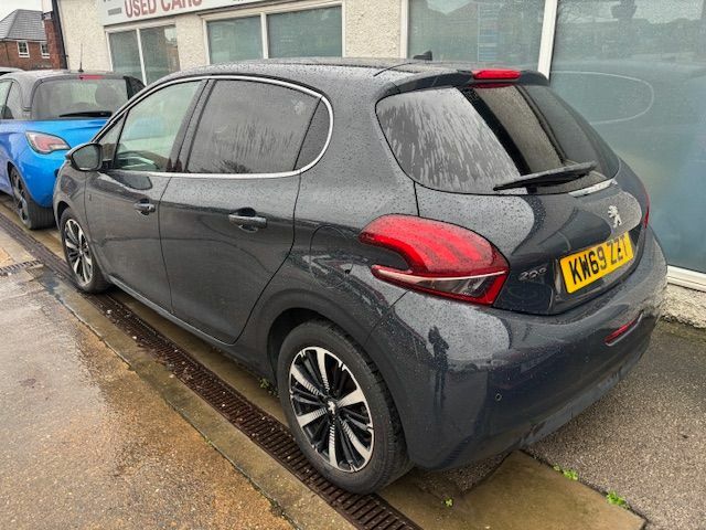 Peugeot 208 1.5 Bluehdi Tech Edition 5 Speed KW69ZZT Grey #2