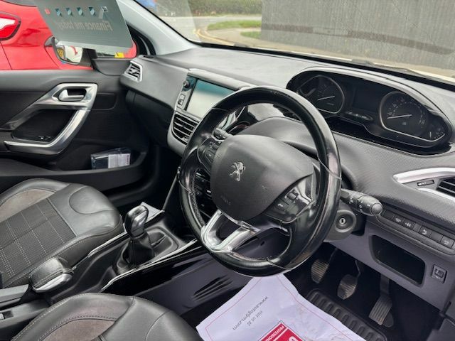 Peugeot 2008 1.2 Puretech Allure Premium Start Stop YG68UJW White #5