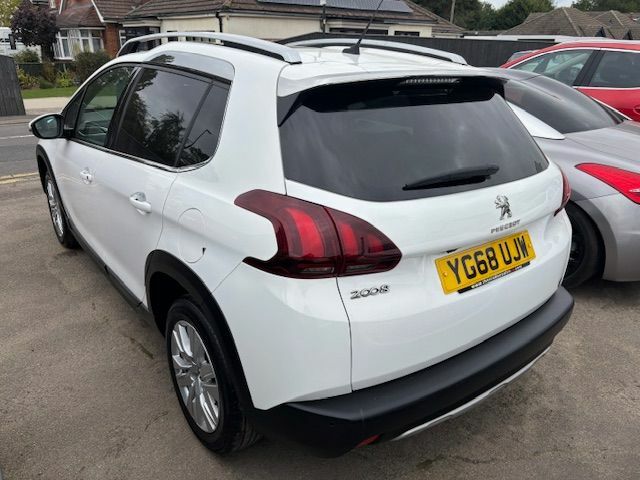 Peugeot 2008 1.2 Puretech Allure Premium Start Stop YG68UJW White #3