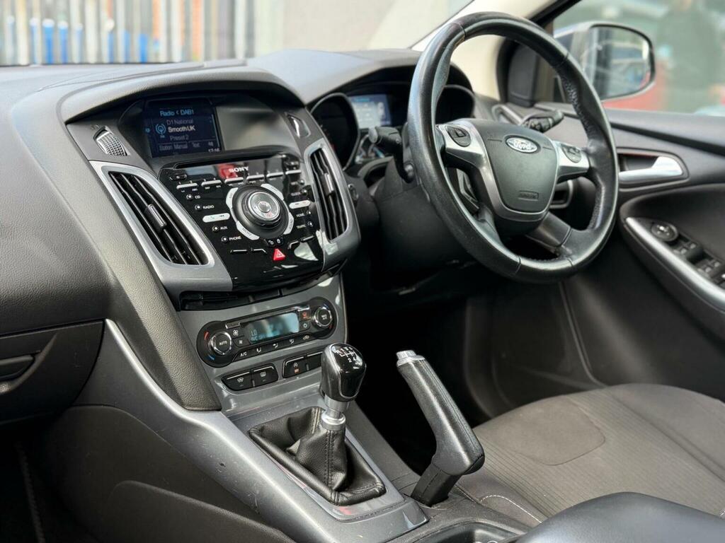 Ford Focus Hatchback 1.6 Tdci Titanium Navigator Euro 5 Ss EO14WMK Grey #4