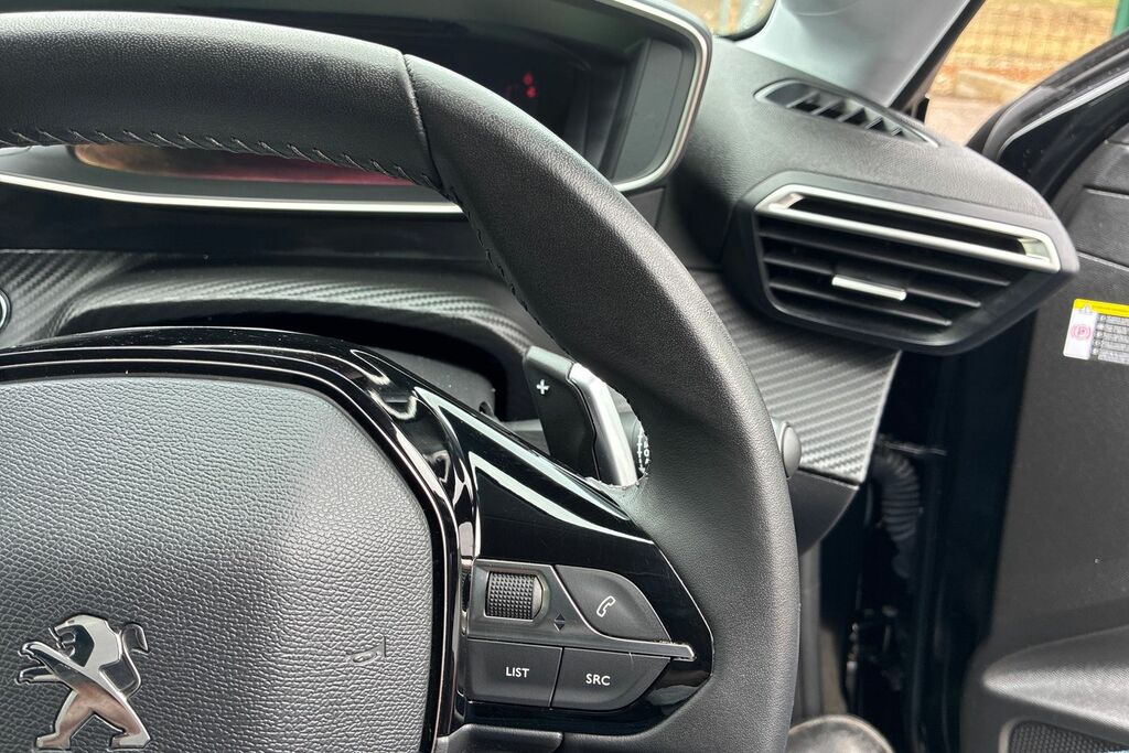 Peugeot 208 1.2 Puretech Active Premium Black #21