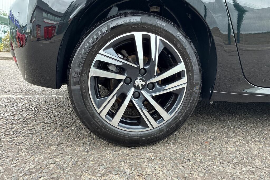 Peugeot 208 1.2 Puretech Active Premium Black #5