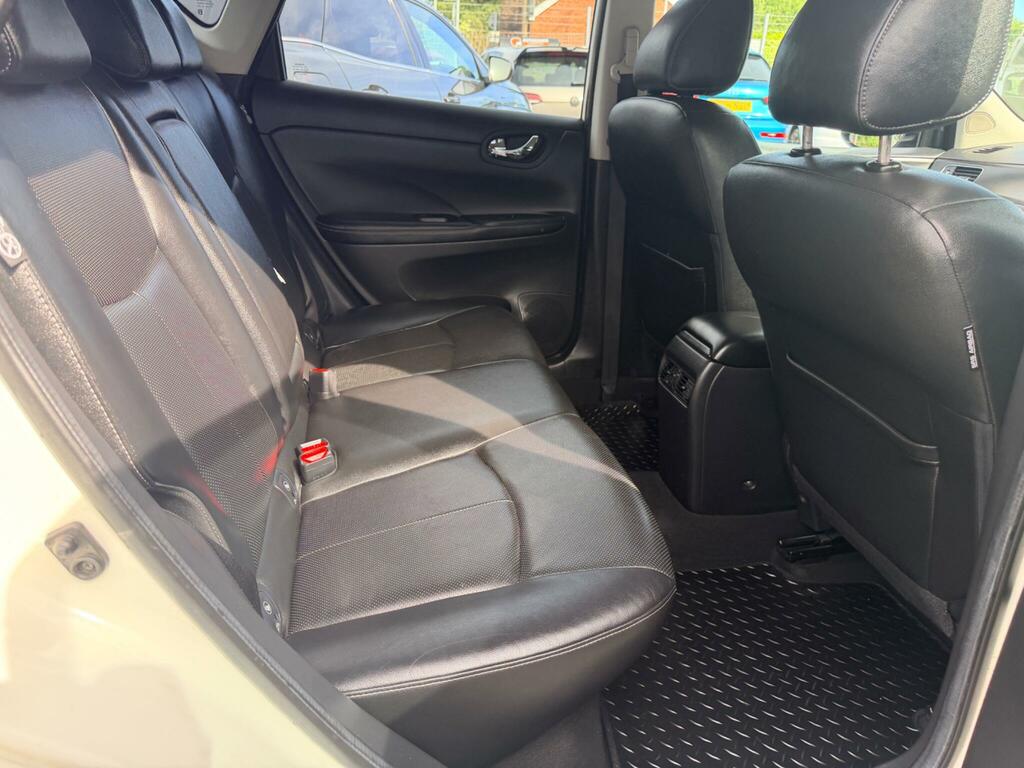 Nissan Pulsar Hatchback White #16