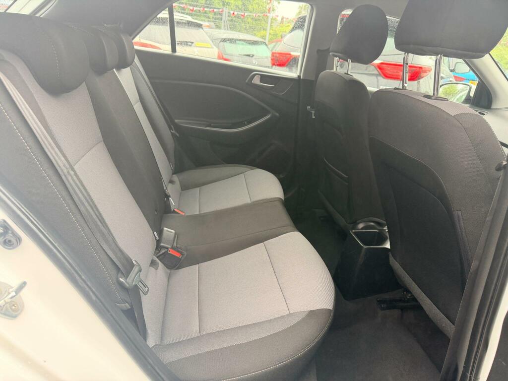 Hyundai I20 Active White #18