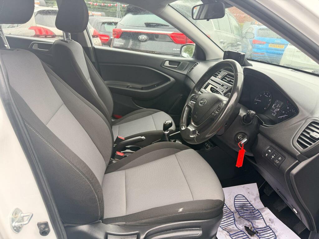 Hyundai I20 Active White #17