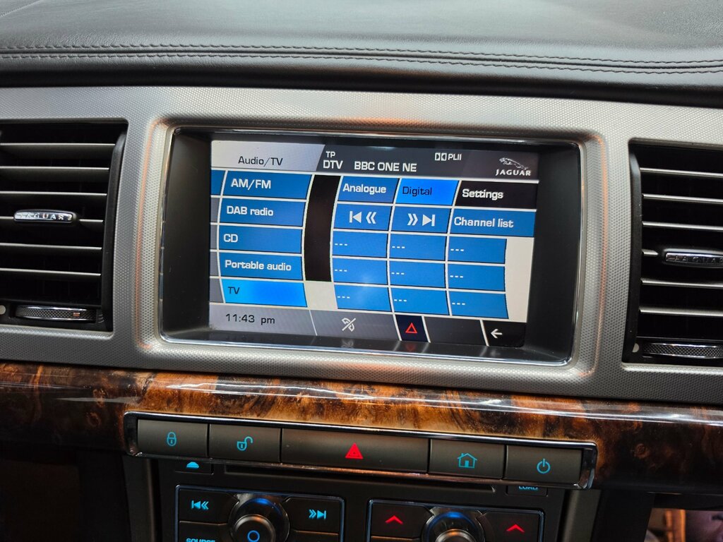 Jaguar XF 2.7D V6 Luxury Black #13