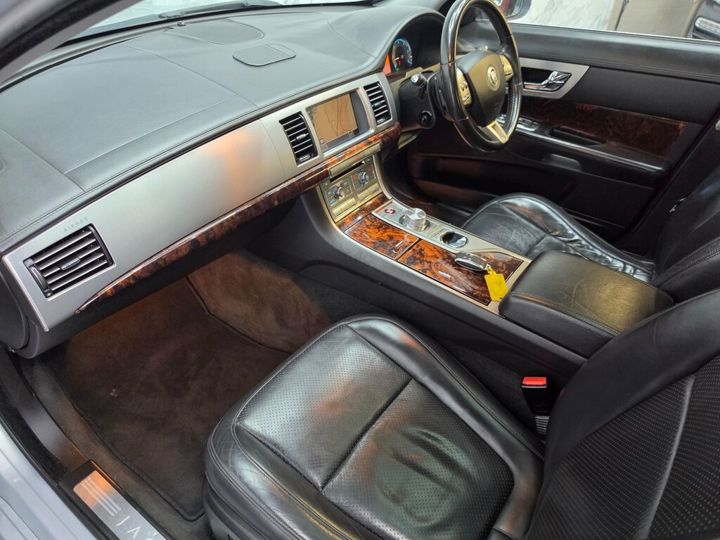 Jaguar XF 2.7D V6 Luxury Black #14