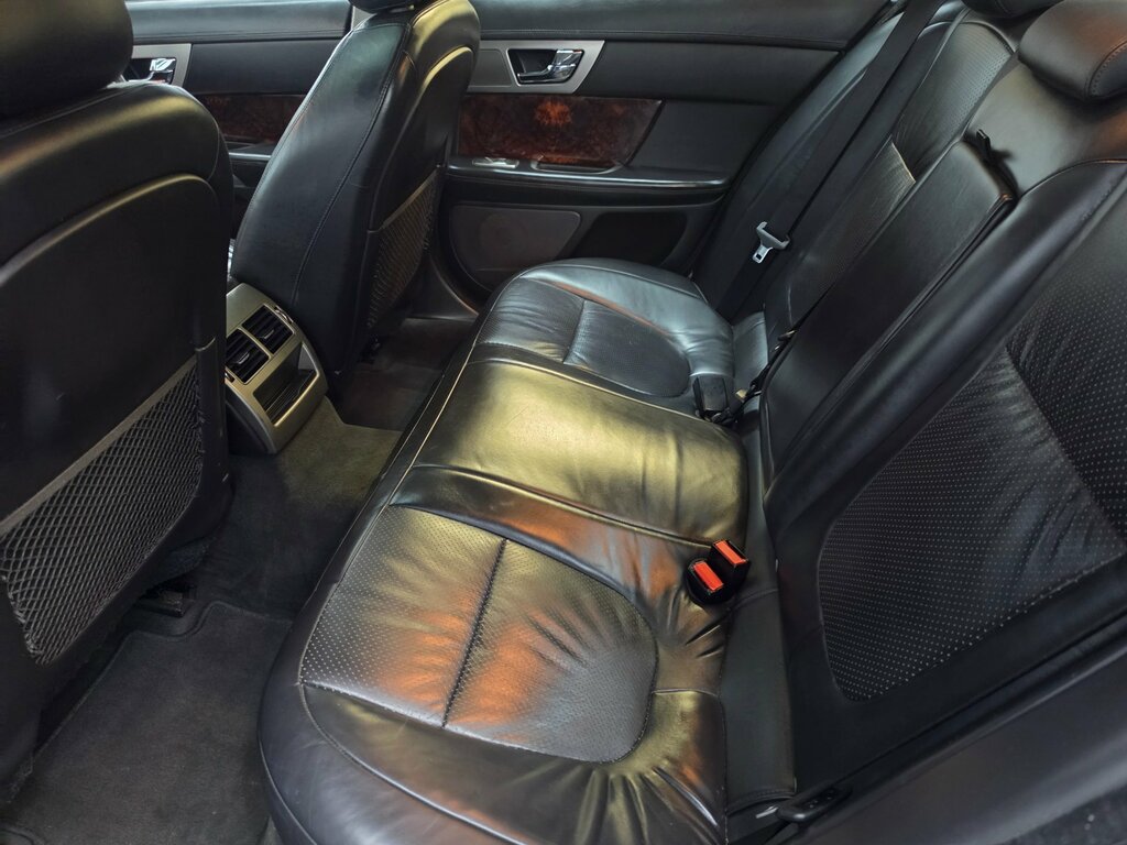 Jaguar XF 2.7D V6 Luxury Black #17