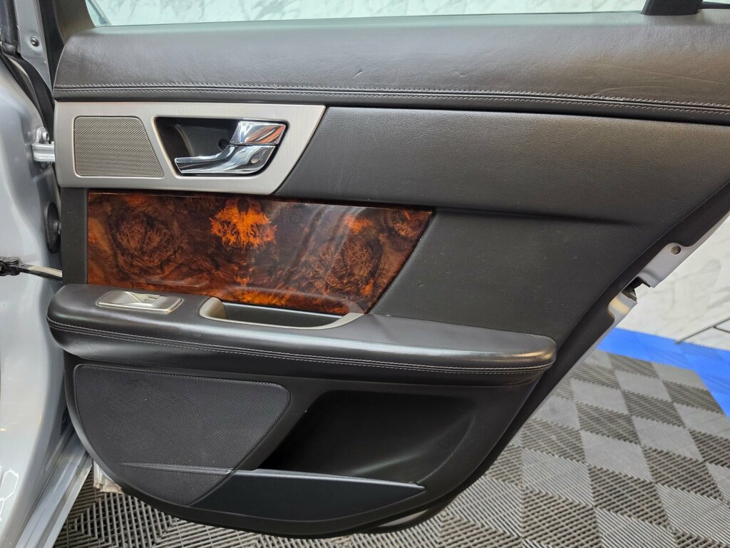 Jaguar XF 2.7D V6 Luxury Black #25