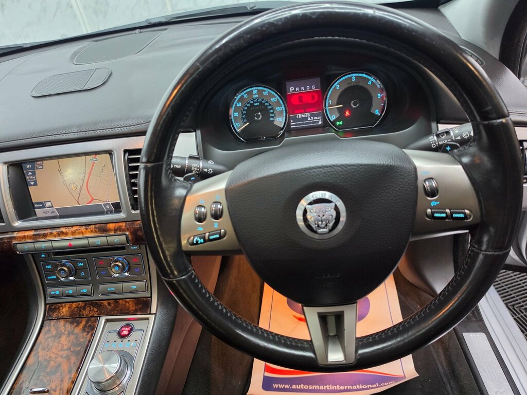 Jaguar XF 2.7D V6 Luxury Black #10