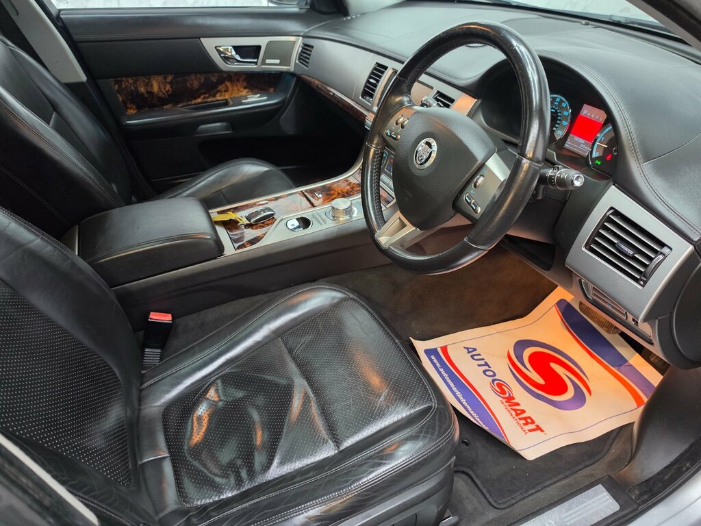 Jaguar XF 2.7D V6 Luxury Black #16
