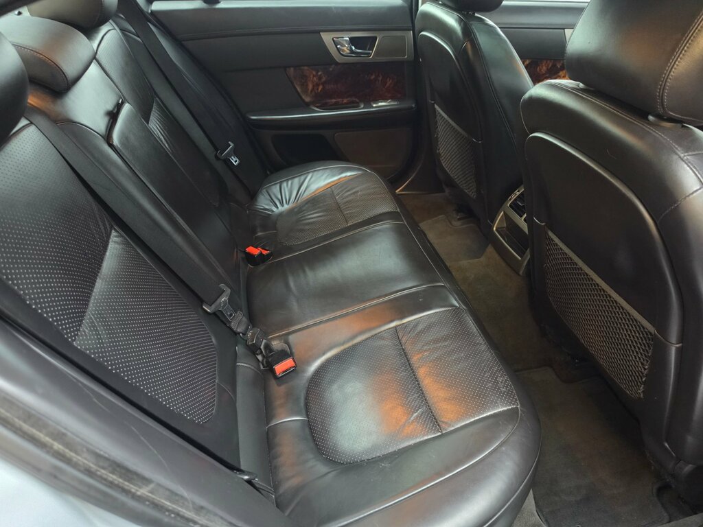 Jaguar XF 2.7D V6 Luxury Black #18