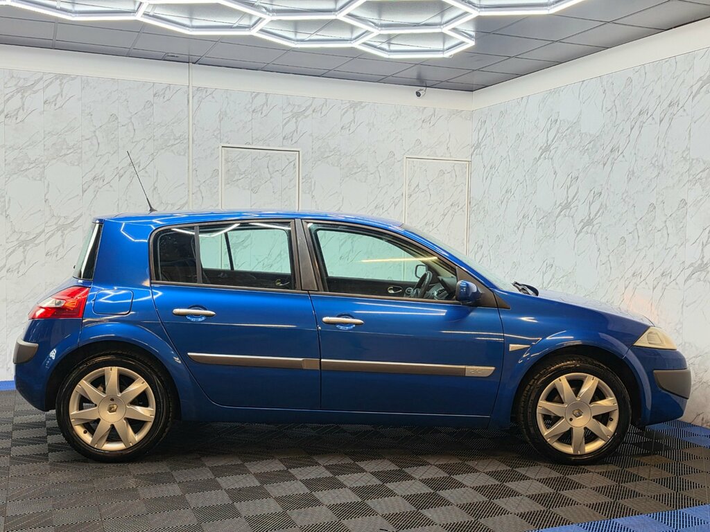 Renault Megane Dynamique Vvt 5-Door Black #8