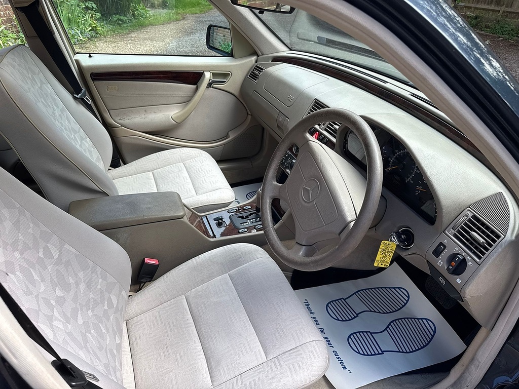 Mercedes-Benz C Class 2.0 C200 Elegance Black #8