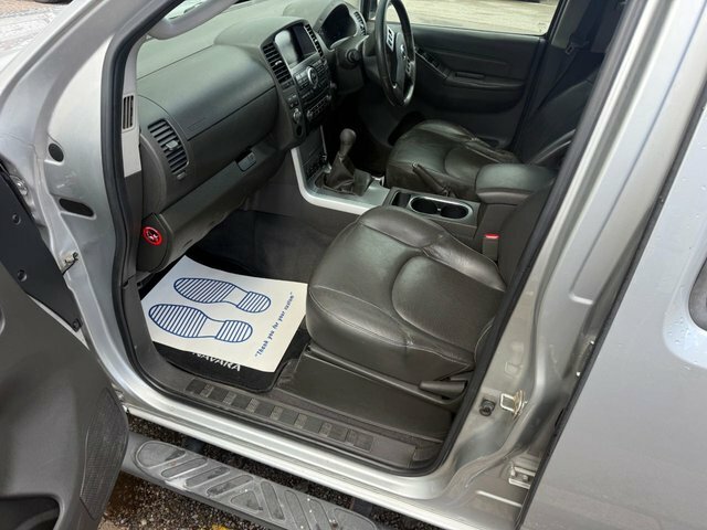 Nissan Navara Double Cab Pick Up Tekna 2.5Dci 190 4Wd Silver #20