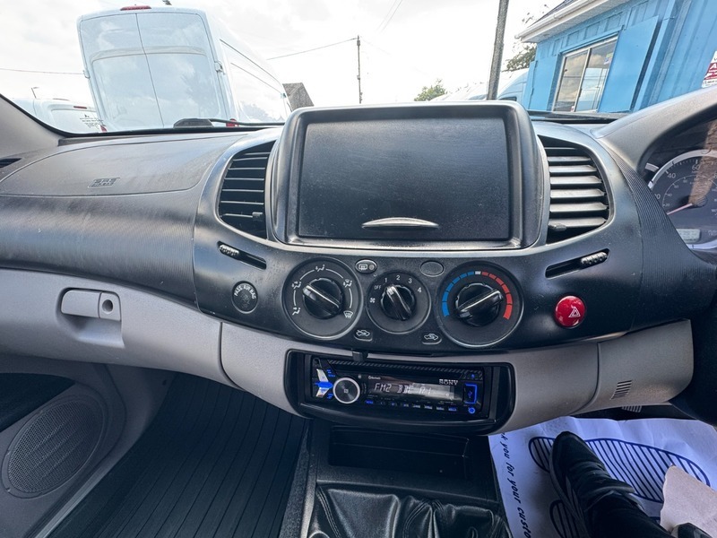 Mitsubishi L200 Di-d 4X4 Barbarian White #8
