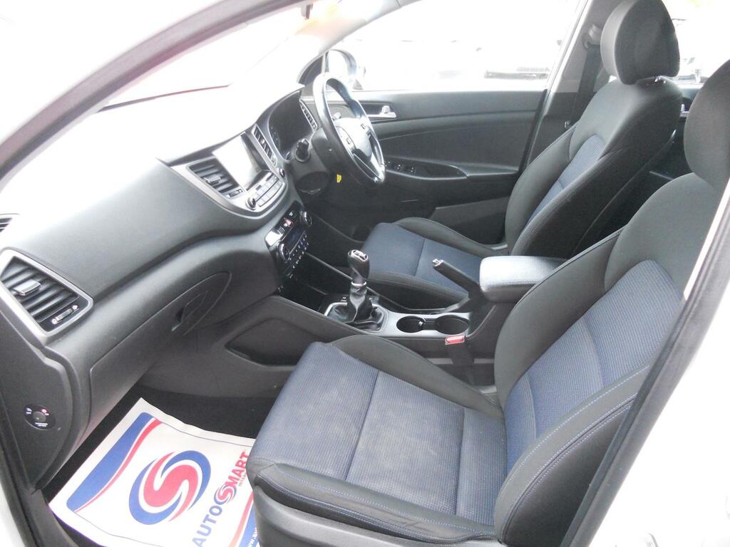 Hyundai Tucson 1.7 Crdi Blue Drive Se Nav 2Wd CV67OFO White #6