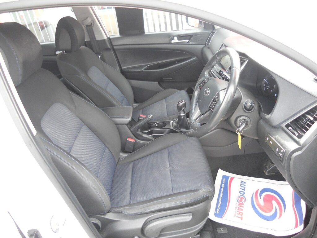 Hyundai Tucson 1.7 Crdi Blue Drive Se Nav 2Wd CV67OFO White #5