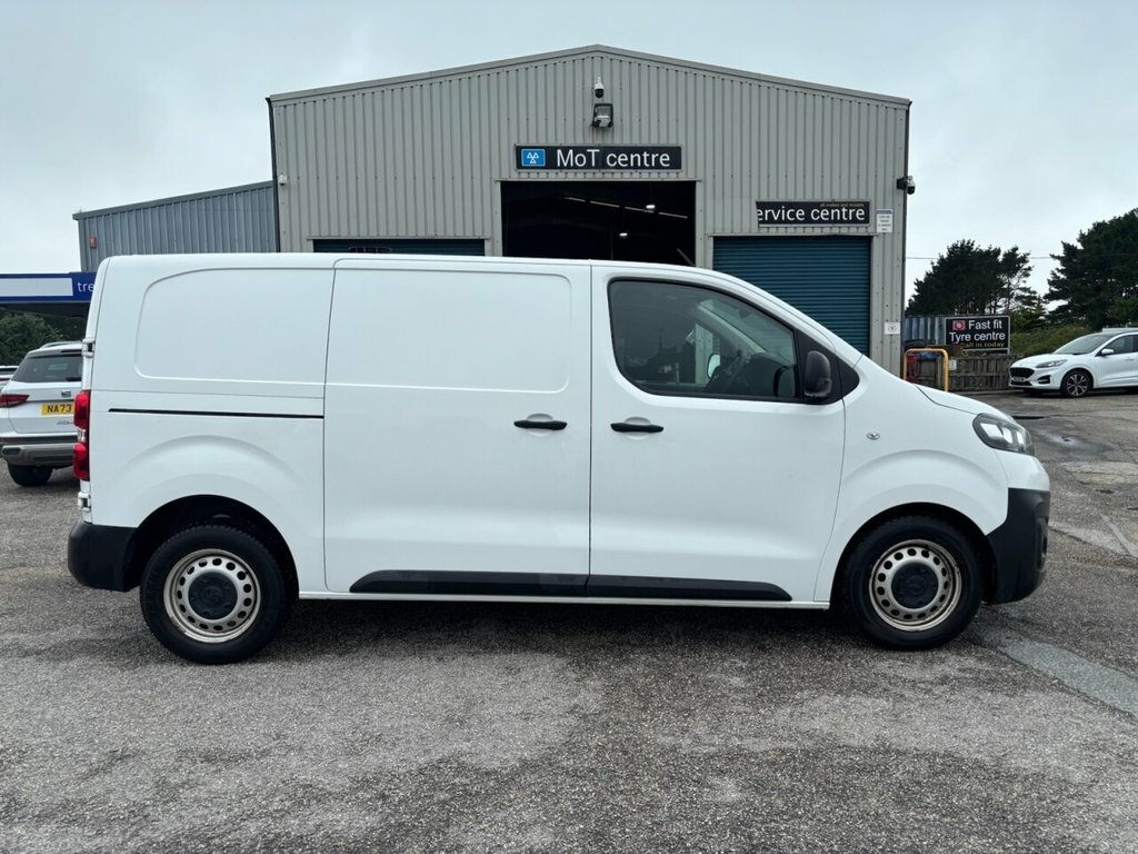 Vauxhall Vivaro Mpv White #4