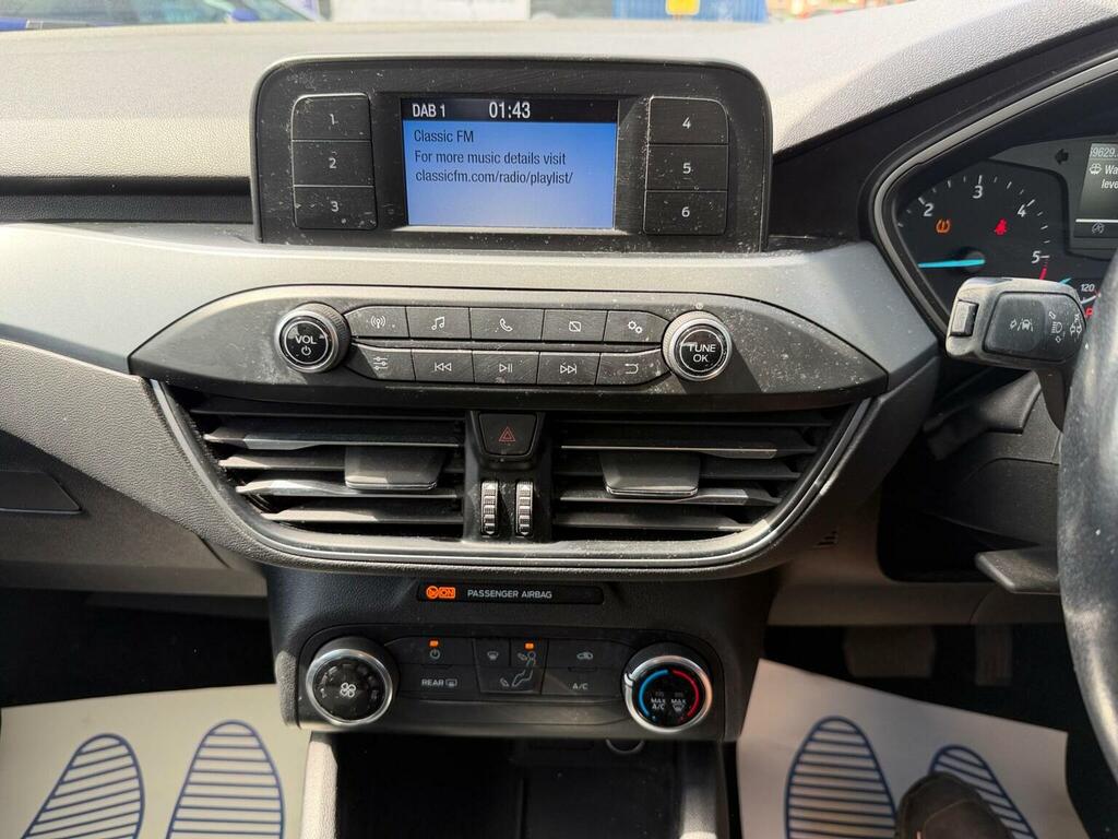 Ford Focus Active White #7