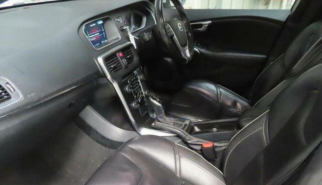 Volvo V40 2.0 D2 R-design Lux Nav Euro 6 Ss White #2