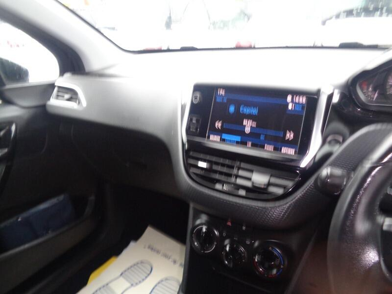 Peugeot 208 Black Edition DX17WHU  #6