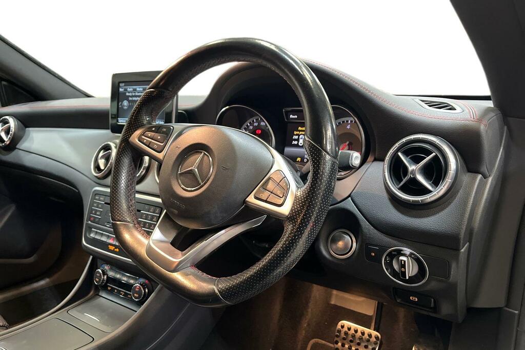 Mercedes-Benz CLA Class Cla 180 Amg Line Tip Red #9