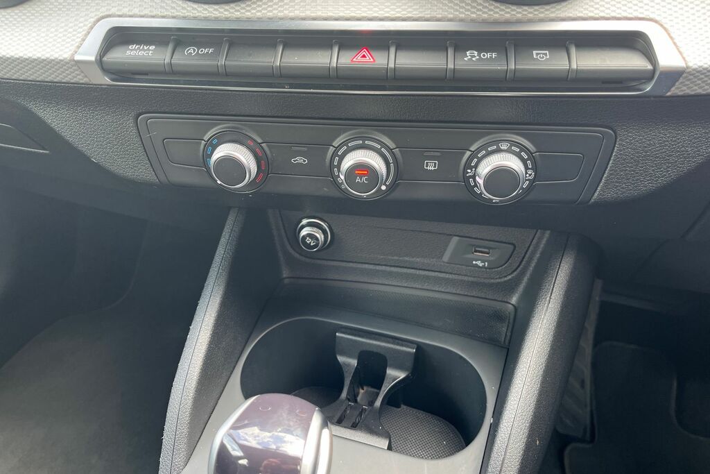 Audi Q2 S Line Black #32