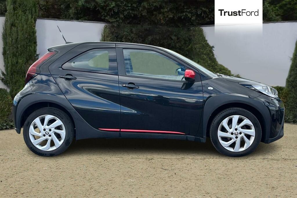 Toyota Aygo X 1.0 Vvt-i Pure Black #3