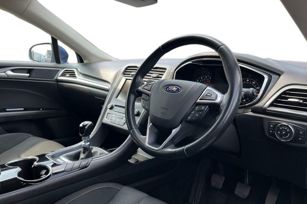 Ford Mondeo Saloon #9