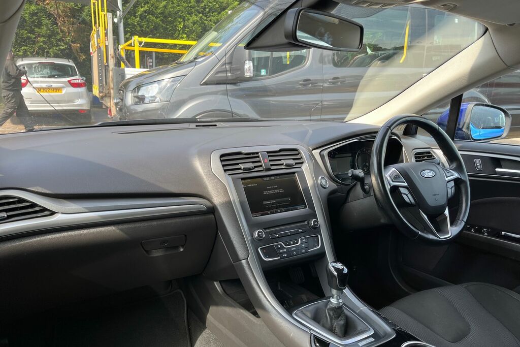 Ford Mondeo Saloon #18
