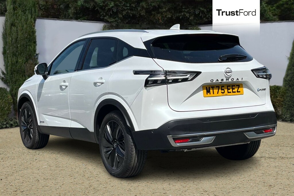 Nissan Qashqai Tekna White #2