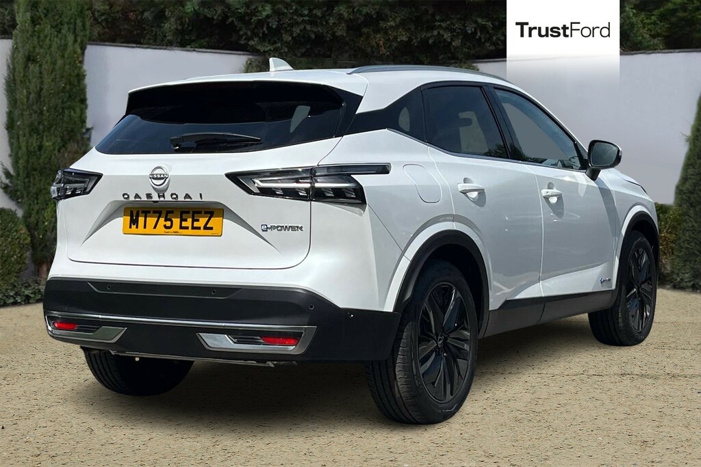Nissan Qashqai Tekna White #4
