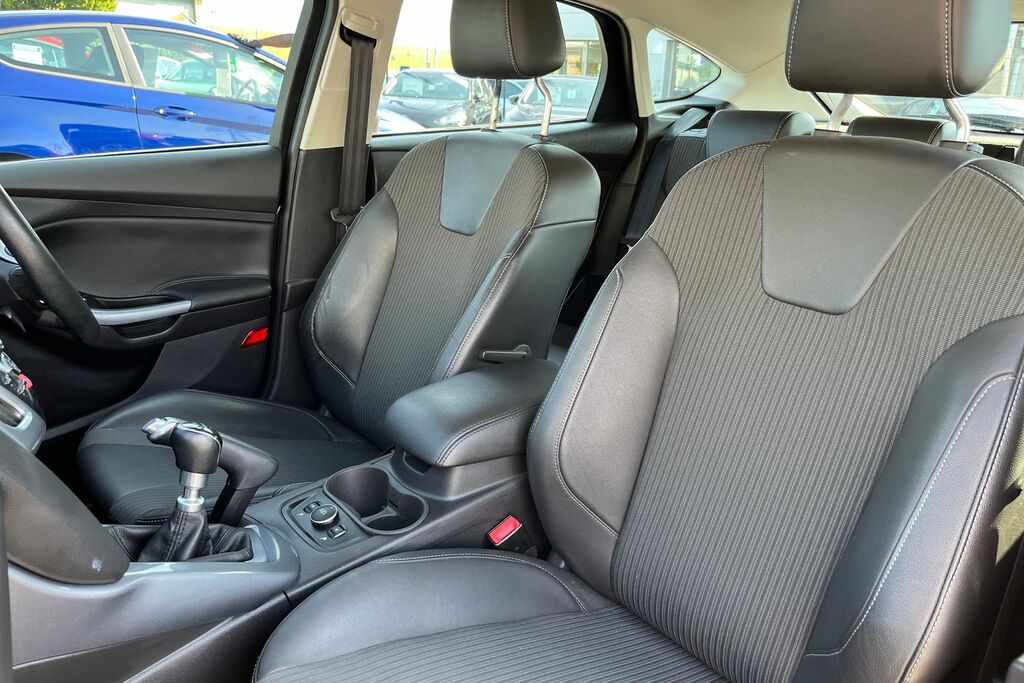 Ford Focus Titanium Navigator Blue #19