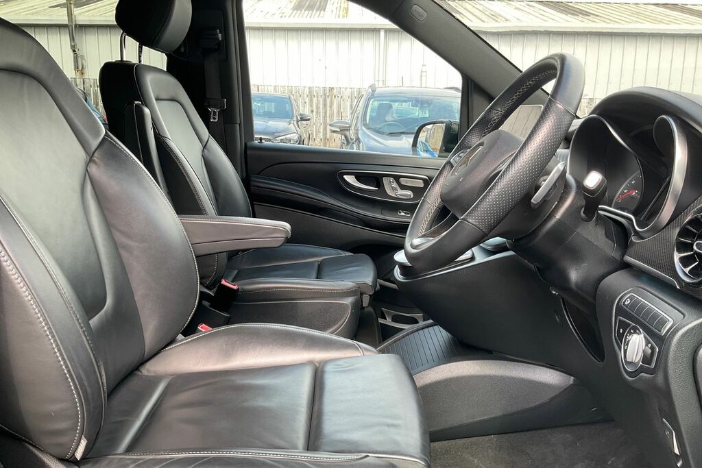 Mercedes-Benz V Class V 300 Amg Line D Red #17