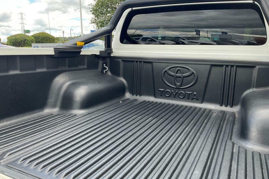Toyota HILUX Invincible X 2.8 D-4d Double Cab Pick Up White #4