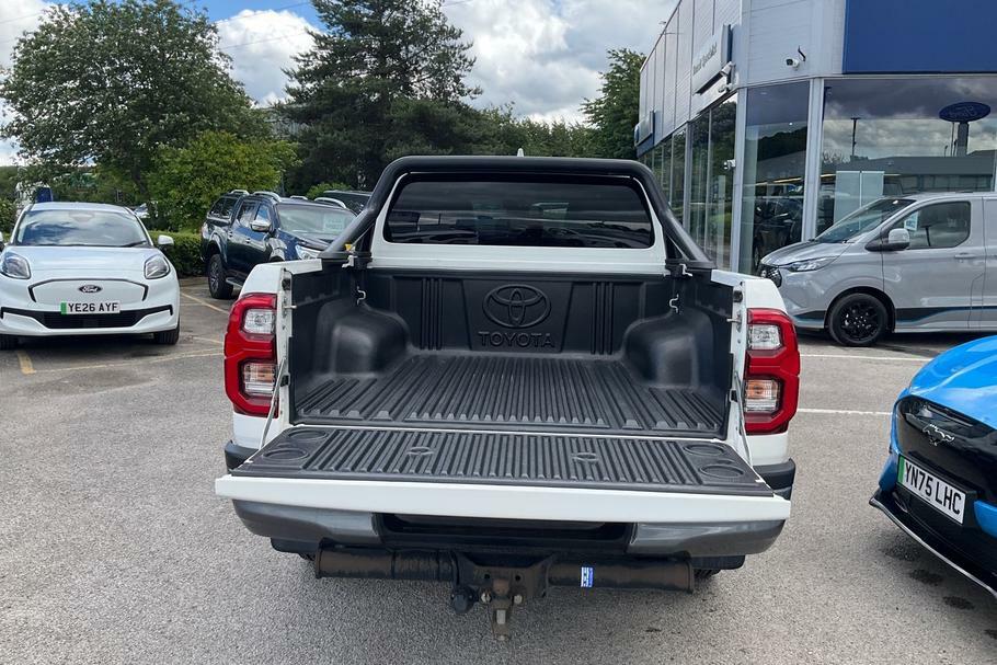 Toyota HILUX Invincible X 2.8 D-4d Double Cab Pick Up White #6