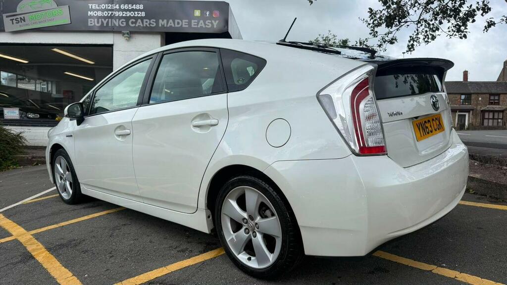Toyota Prius Hatchback Black #16