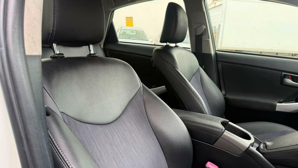 Toyota Prius Hatchback Black #34
