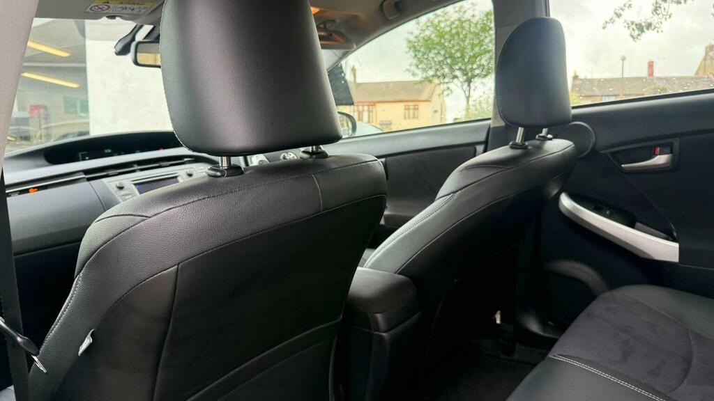 Toyota Prius Hatchback Black #38