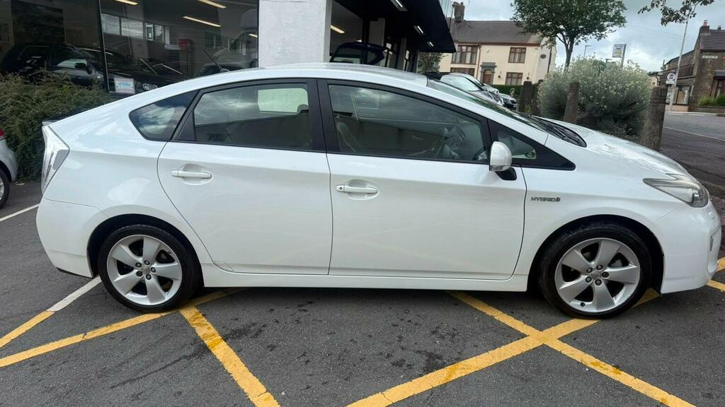 Toyota Prius Hatchback Black #26